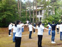 山荘前庭で早朝のラジオ体操