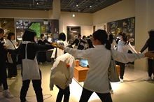 手をつないで屋久杉の太さを体験